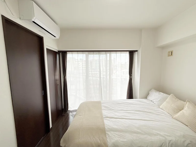 写真はお部屋のイメージです。ラグなどの室内装飾はございません。