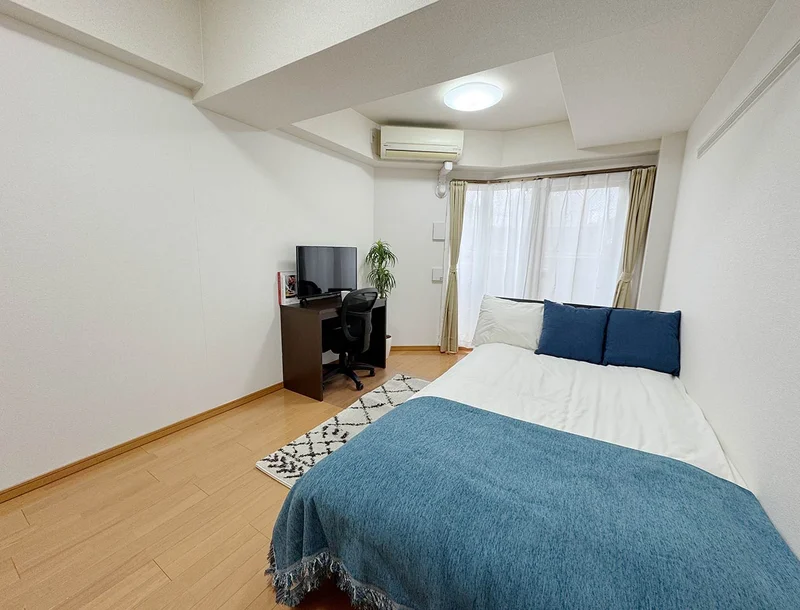 写真はお部屋のイメージです。ラグなどの室内装飾はございません。