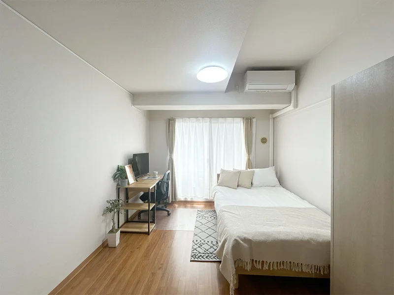 写真はお部屋のイメージです。ラグなどの室内装飾はございません。