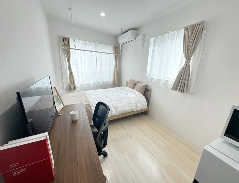 写真はお部屋のイメージです。ラグ等の室内装飾はございません。