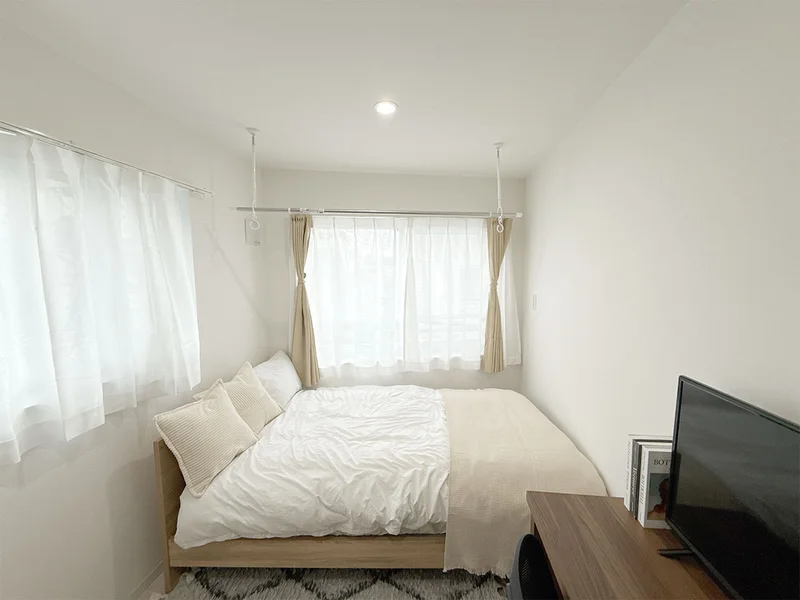 写真はお部屋のイメージです。ラグなどの室内装飾はございません。