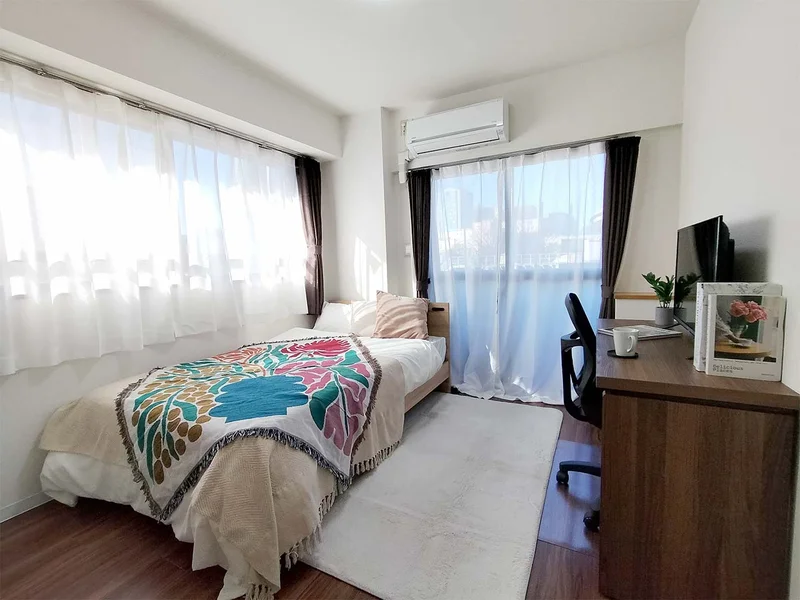 写真はお部屋のイメージです。ラグなどの室内装飾はございません。