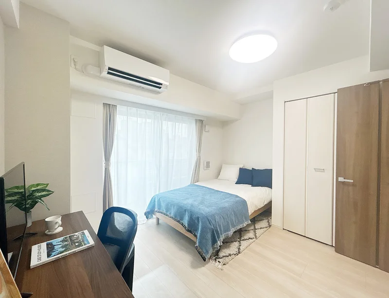 写真はお部屋のイメージです。ラグなどの室内装飾はございません。