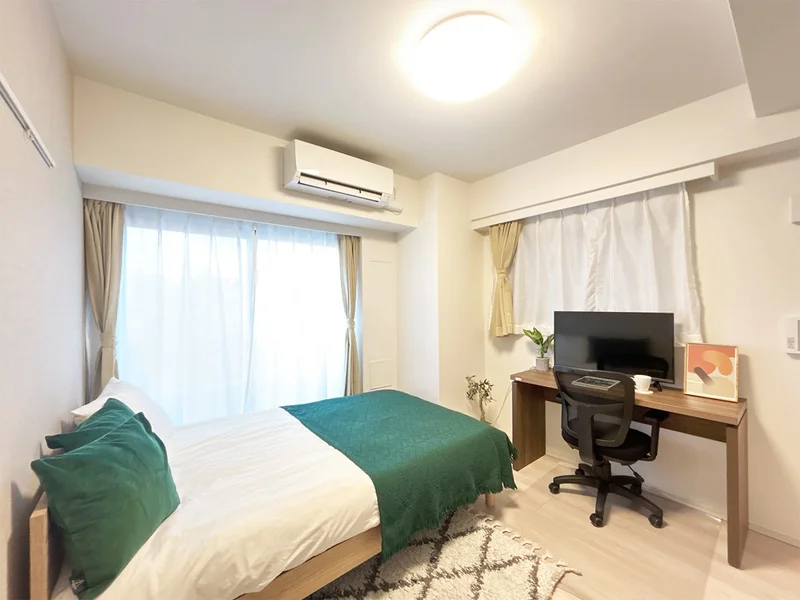 写真はお部屋のイメージです。ラグなどの室内装飾はございません。