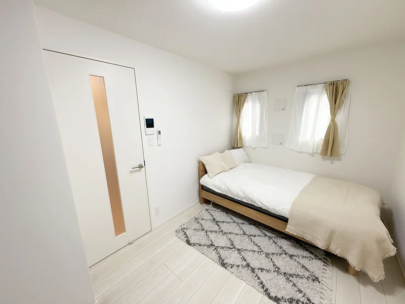 写真はお部屋のイメージです。ラグなどの室内装飾はございません。