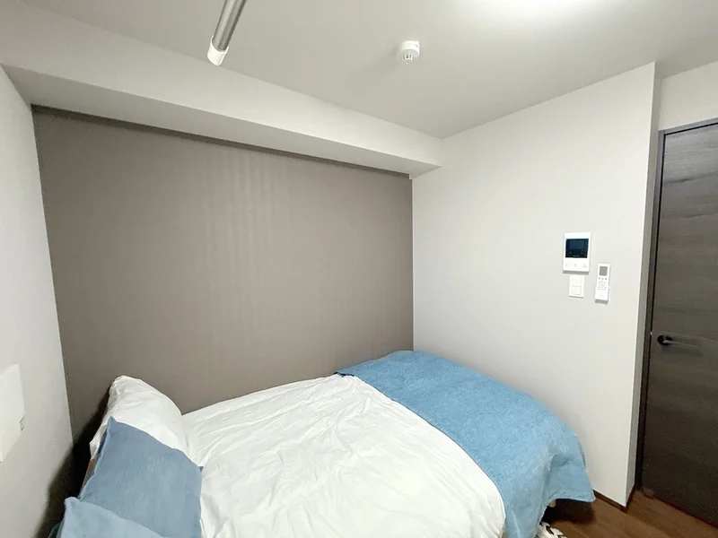 写真はお部屋のイメージです。ラグなどの室内装飾はございません。