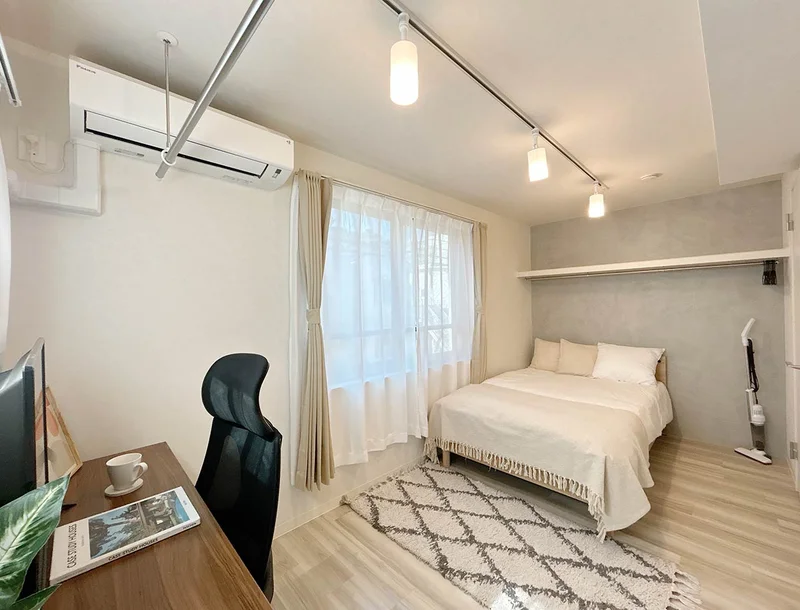 写真はお部屋のイメージです。ラグなどの室内装飾はございません。