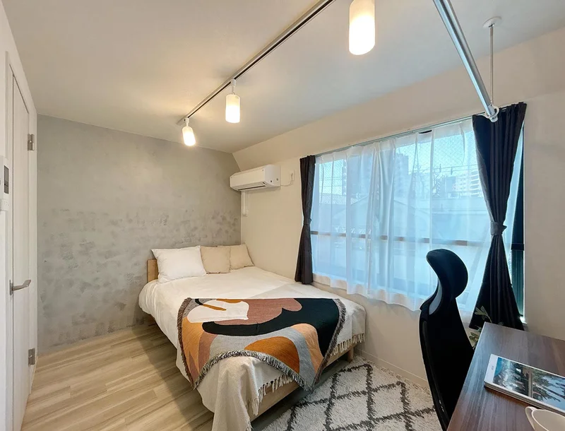 写真はお部屋のイメージです。ラグなどの室内装飾はございません。