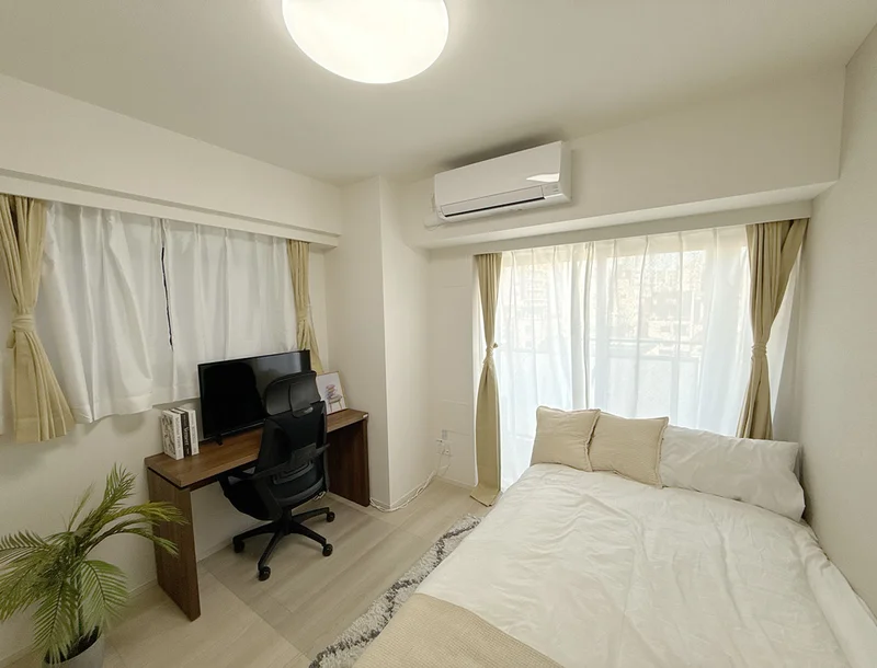 写真はお部屋のイメージです。ラグなどの室内装飾はございません。