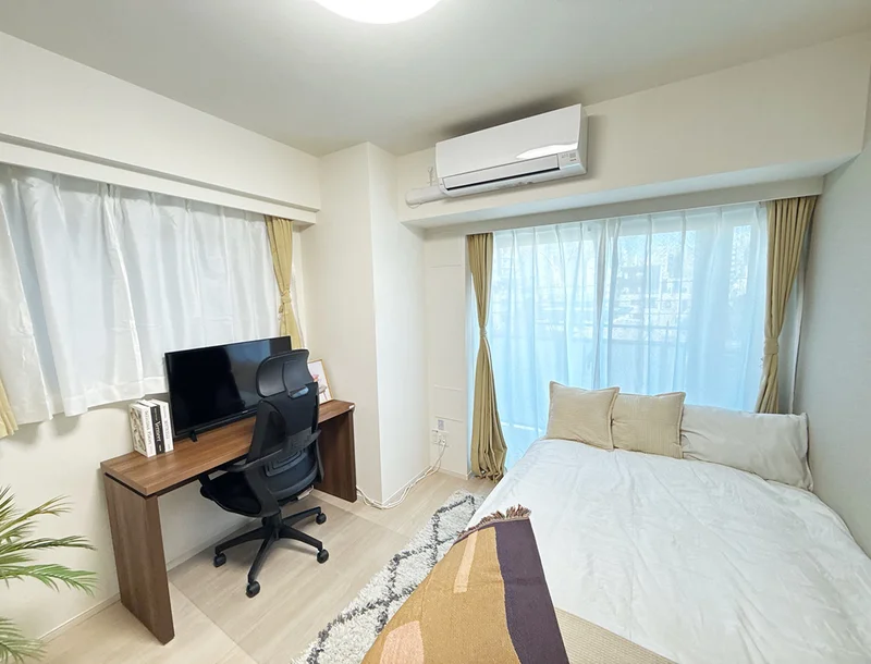 写真はお部屋のイメージです。ラグなどの室内装飾はございません。