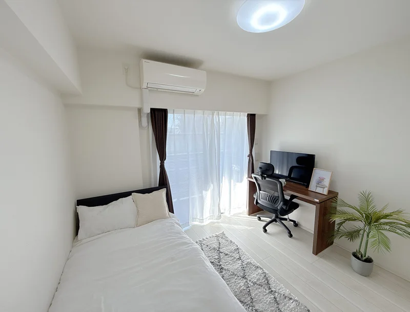 写真はお部屋のイメージです。ラグなどの室内装飾はございません。