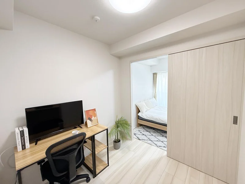 写真はお部屋のイメージです。ラグなどの室内装飾はございません。