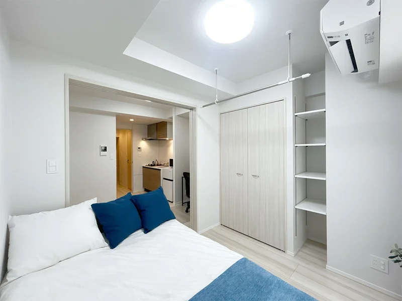 写真はお部屋のイメージです。ラグなどの室内装飾はございません。