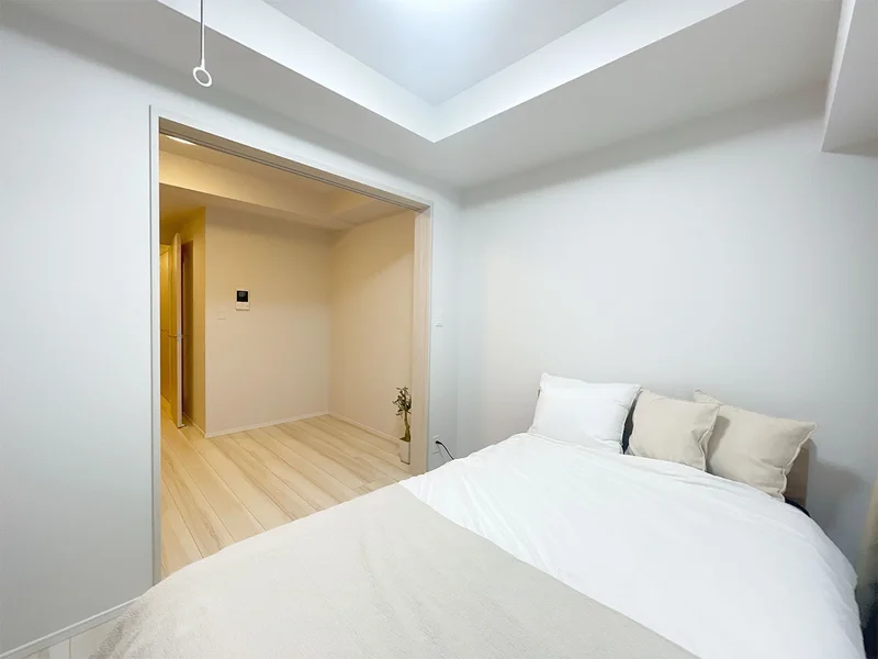 写真はお部屋のイメージです。ラグなどの室内装飾はございません。