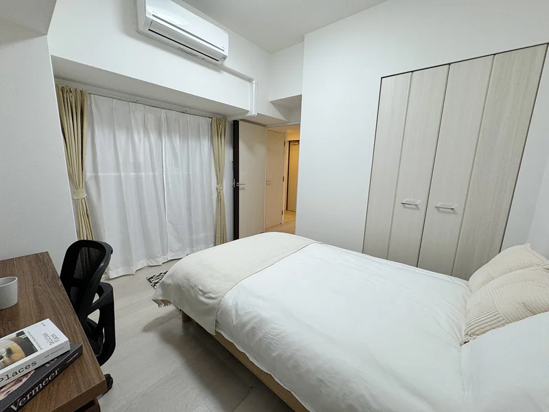 写真はお部屋のイメージです。ラグなどの室内装飾はございません。