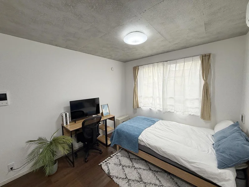 写真はお部屋のイメージです。ラグなどの室内装飾はございません。