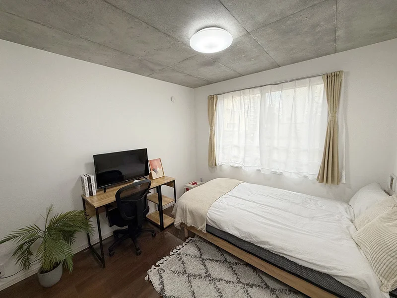 写真はお部屋のイメージです。ラグ等の室内装飾はございません。