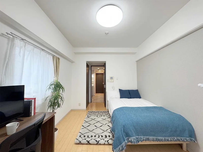 写真はお部屋のイメージです。ラグなどの室内装飾はございません。