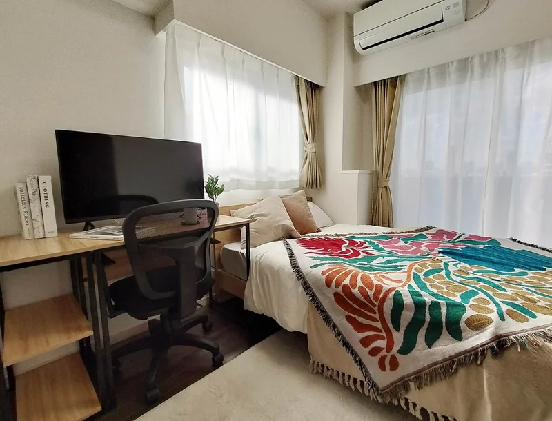 写真はお部屋のイメージです。ラグなどの室内装飾はございません。