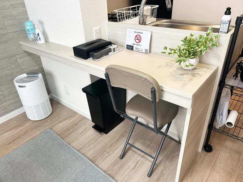 備え付けのカウンターテーブル。ちょっとした作業やお食事に便利◎
