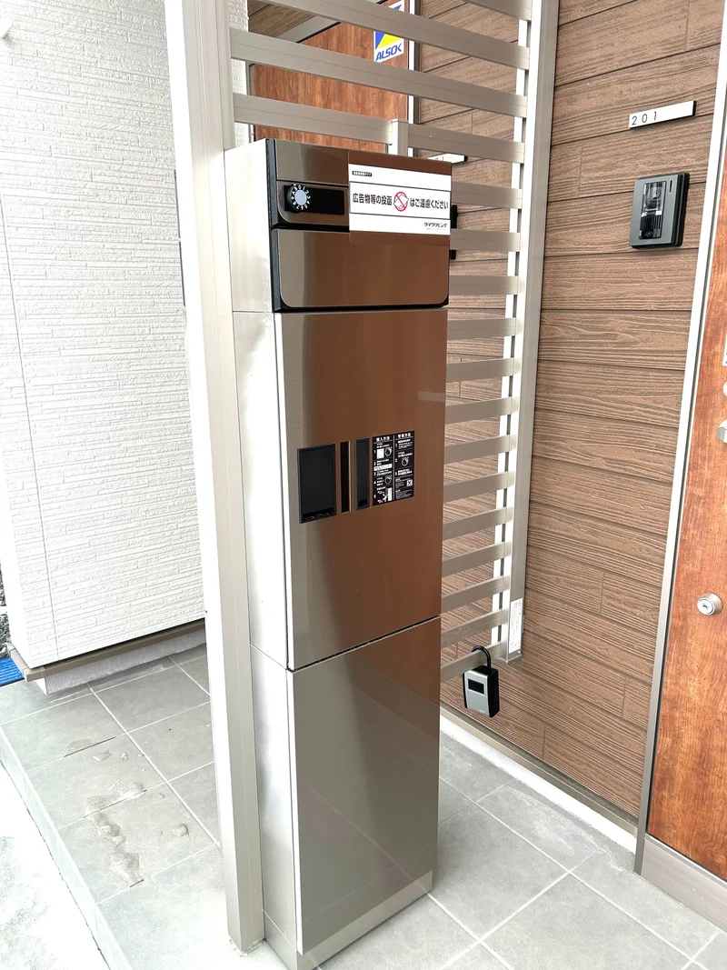 宅配ボックスつき物件！