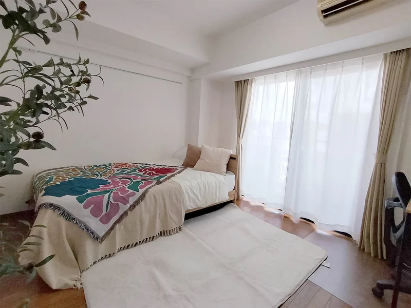 写真はお部屋のイメージです。ラグなどの室内装飾はございません。