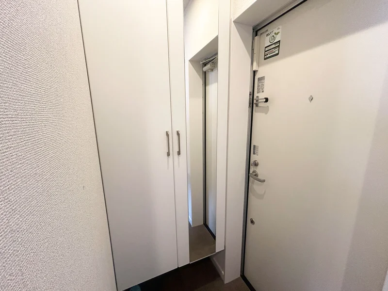 玄関には姿見も