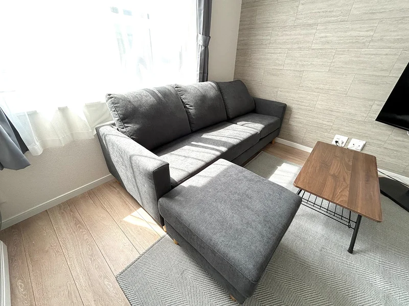 足をのばせる大きめソファー