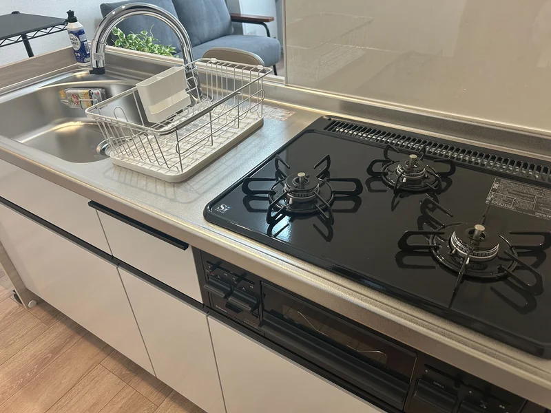 コンロは3口タイプ。自炊派の方にもおすすめのお部屋です。