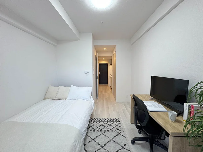 写真はお部屋のイメージです。ラグなどの室内装飾はございません。