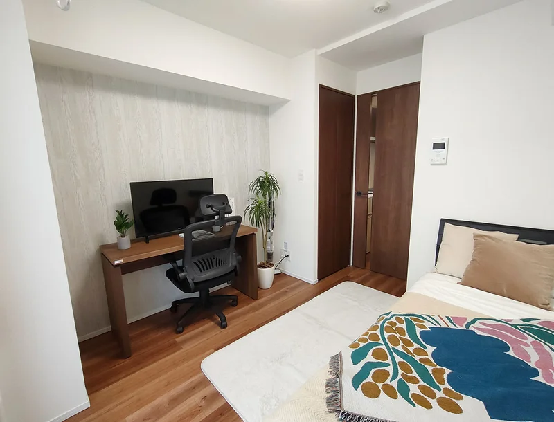 写真はお部屋のイメージです。ラグなどの室内装飾はございません。