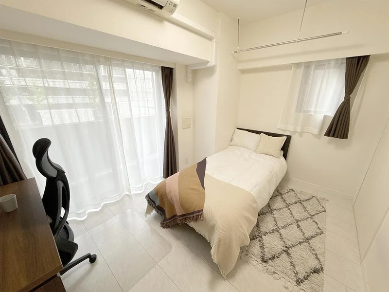 写真はお部屋のイメージです。ラグなどの室内装飾はございません。