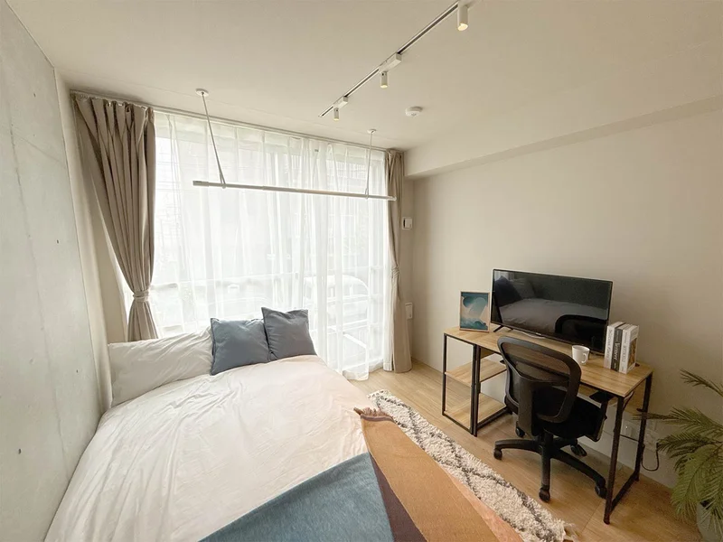 写真はお部屋のイメージです。ラグなどの室内装飾はございません。