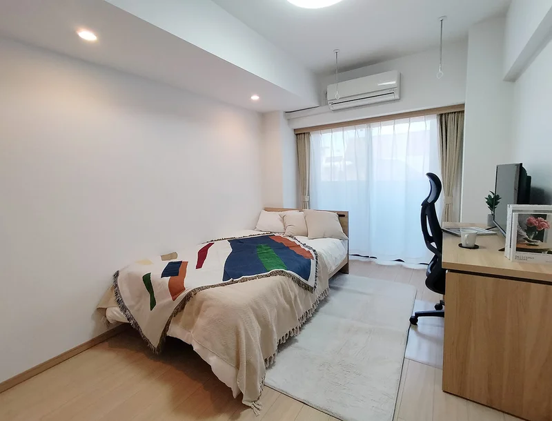 写真はお部屋のイメージです。ラグなどの室内装飾はございません。
