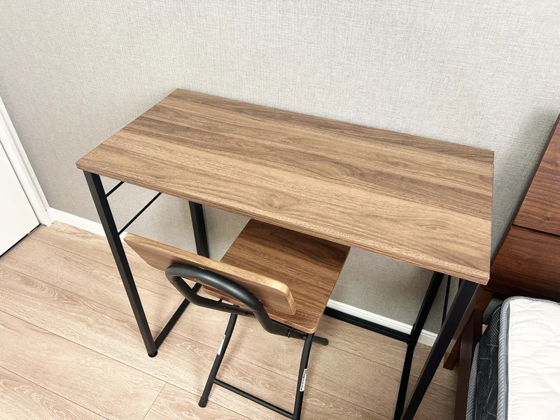 寝室にはデスクも設置しております！お仕事にも◎