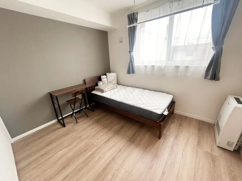 ベッドルーム。デスクや暖房完備◎ベッドはシングルサイズです(*^^*)