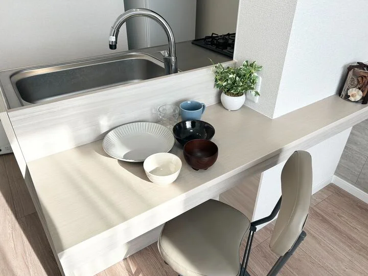 カウンターテーブルつき。お食事や作業シーンに便利です。