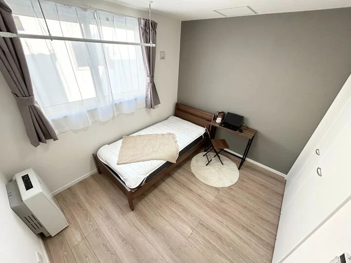寝室にはシングルサイズのベッドを設置しております！寝室用の暖房も完備！