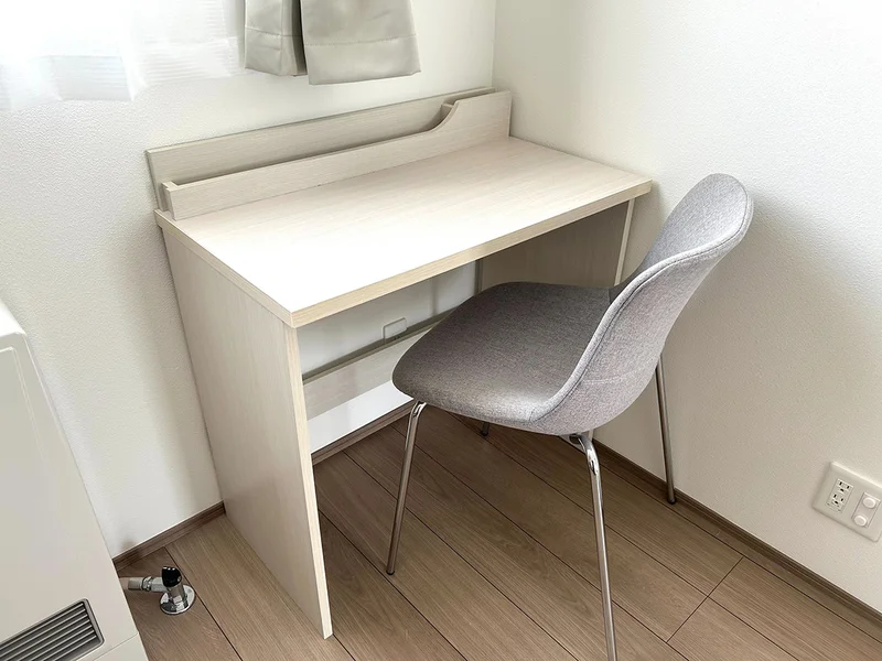 デスクも設置。お仕事などに便利◎