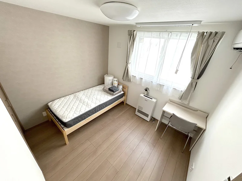 寝室のベッドはシングルサイズをご用意。