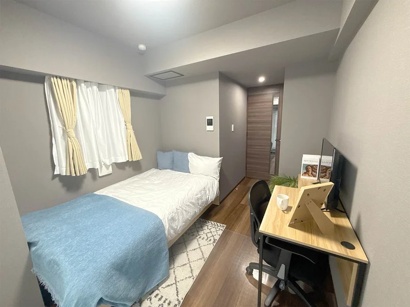 写真はお部屋のイメージです。ラグなどの室内装飾はございません。