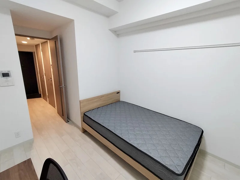 写真はお部屋のイメージです。ラグなどの室内装飾はございません。