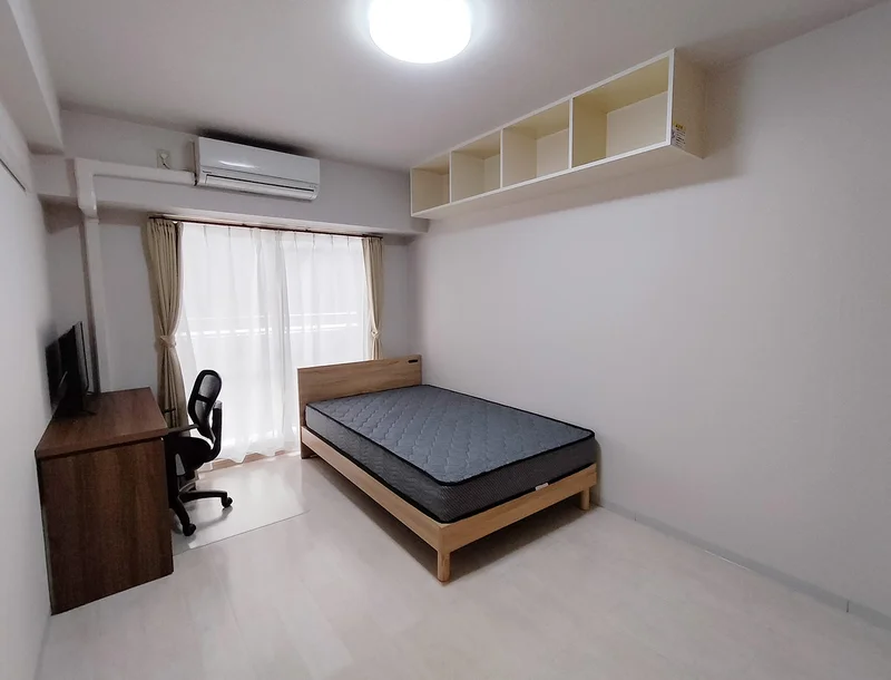写真はお部屋のイメージです。ラグなどの室内装飾はございません。