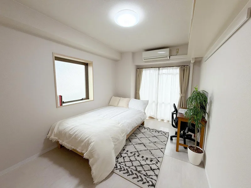 写真はお部屋のイメージです。ラグなどの室内装飾はございません。
