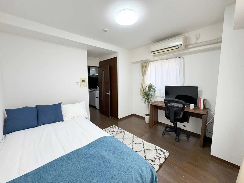 写真はお部屋のイメージです。ラグなどの室内装飾はございません。