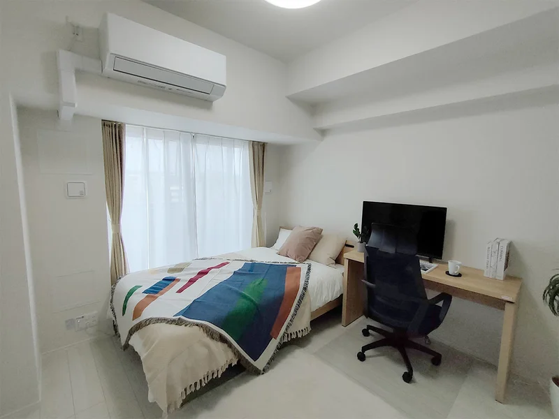 写真はお部屋のイメージです。ラグなどの室内装飾はございません。