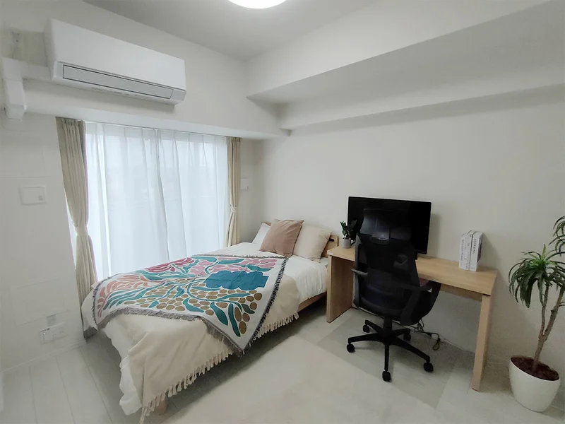 写真はお部屋のイメージです。ラグなどの室内装飾はございません。