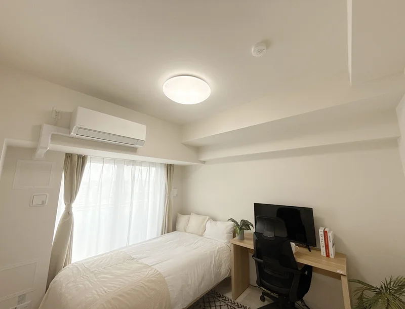 写真はお部屋のイメージです。ラグなどの室内装飾はございません。
