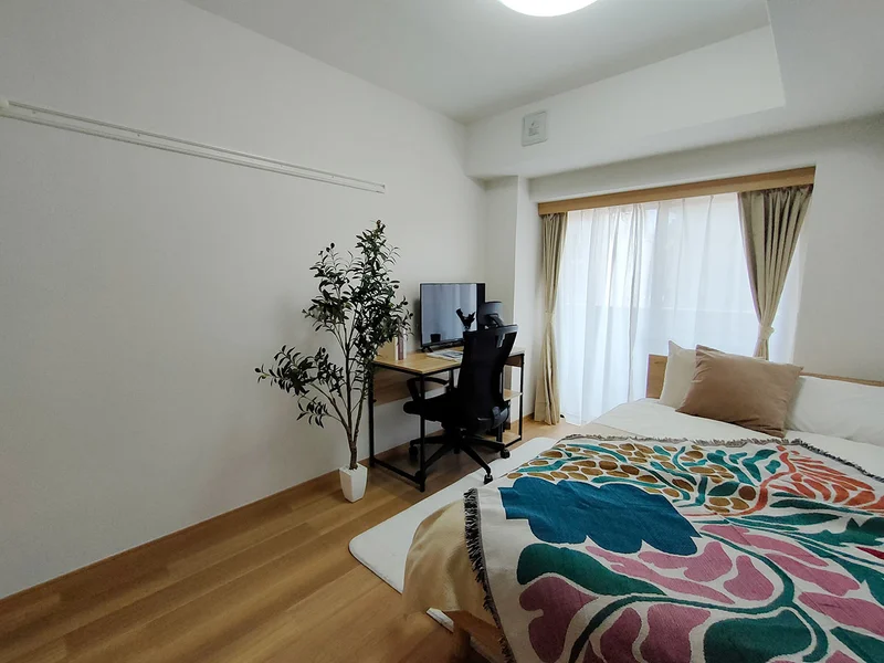 写真はお部屋のイメージです。ラグ等の室内装飾はございません。