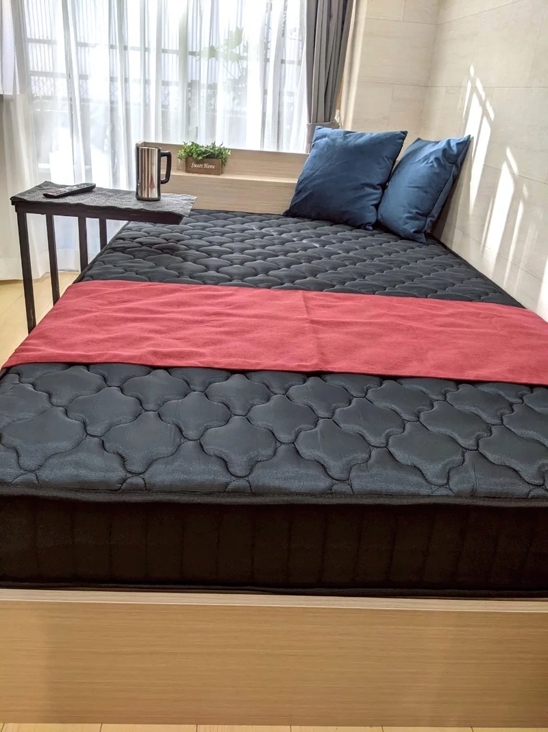 ふかふかのセミダブルベッド♪